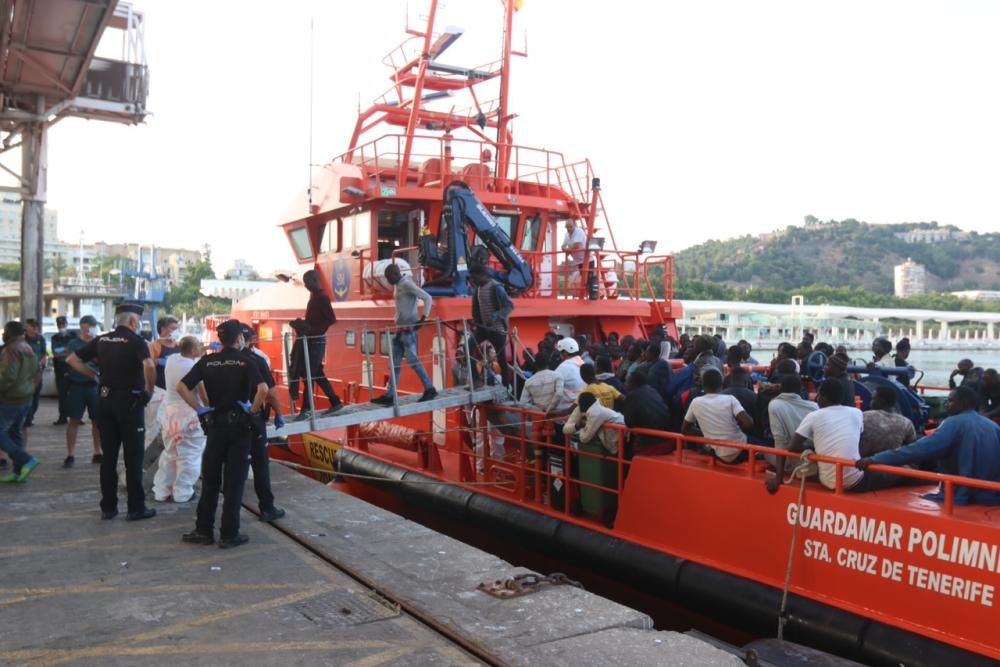 Llegan al puerto de Málaga 315 inmigrantes de seis pateras