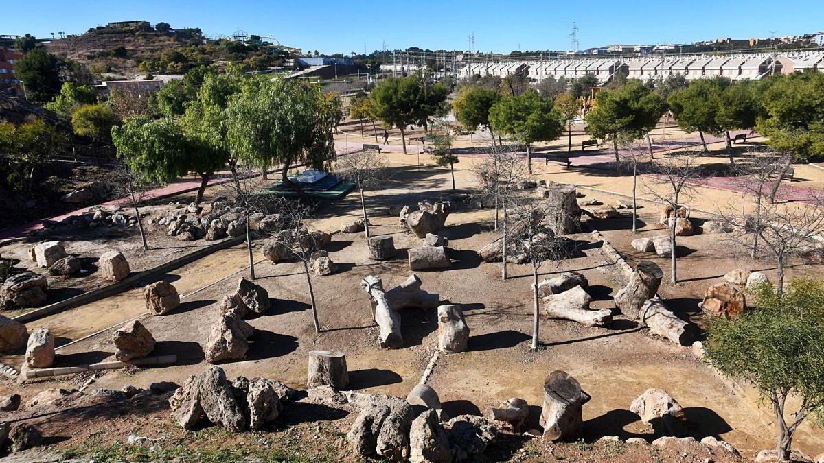 El parque de Tirocosa cuenta con un mirador desde el que se ven los troncos naturales instalados para practicar trial bici.