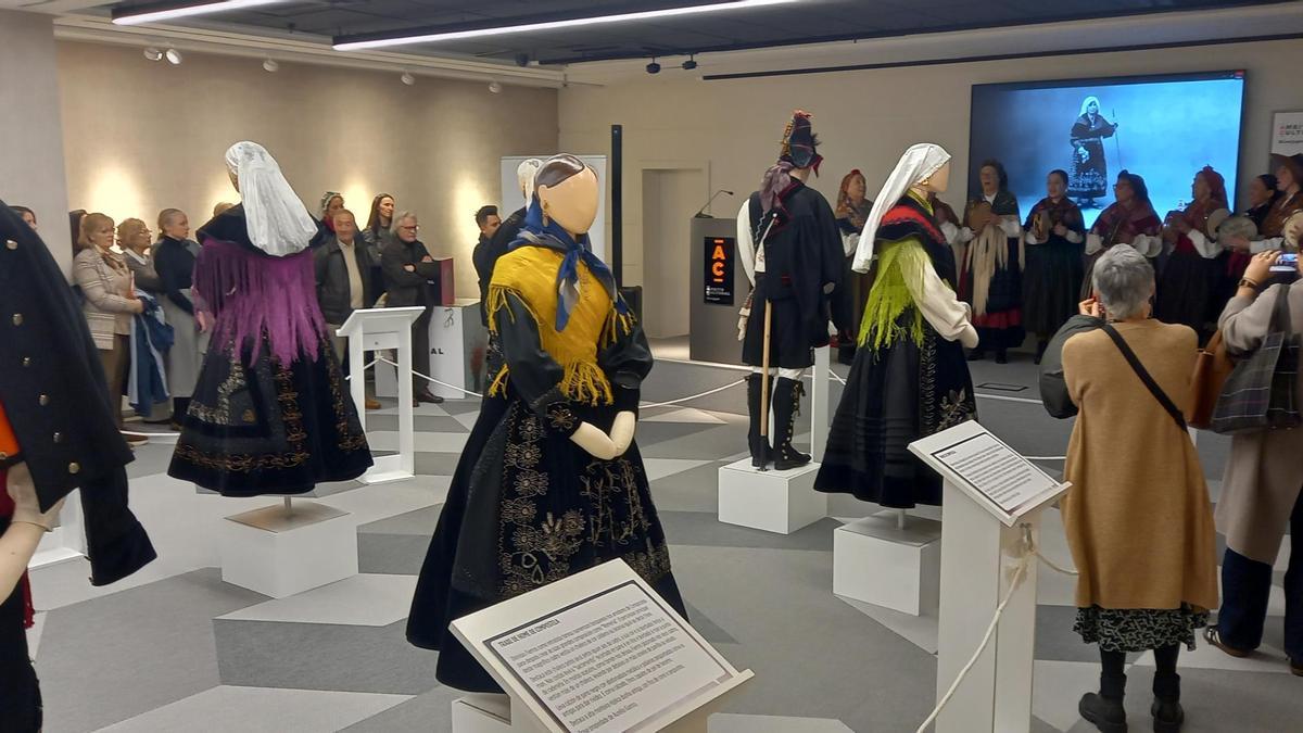 Mostra do traxe galego en El Corte Inglés