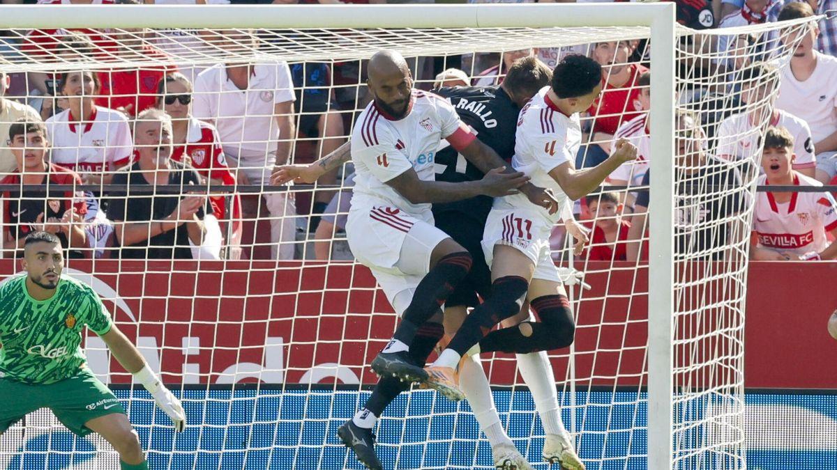Jugadores del Sevilla bloquean a un defensa del Mallorca durante el pasado partido de liga entre Sevilla FC y Mallorca, en el Ramón Sánchez-Pizjuán.