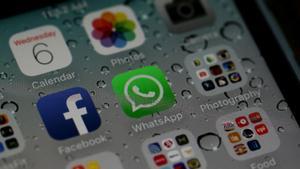 Las aplicaciones de Facebook y Whatsapp, en un ’smartphone’.
