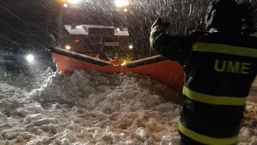 Varias familias pasan la noche en sus coches atrapadas por la nieve en la AP-6 en Ávila
