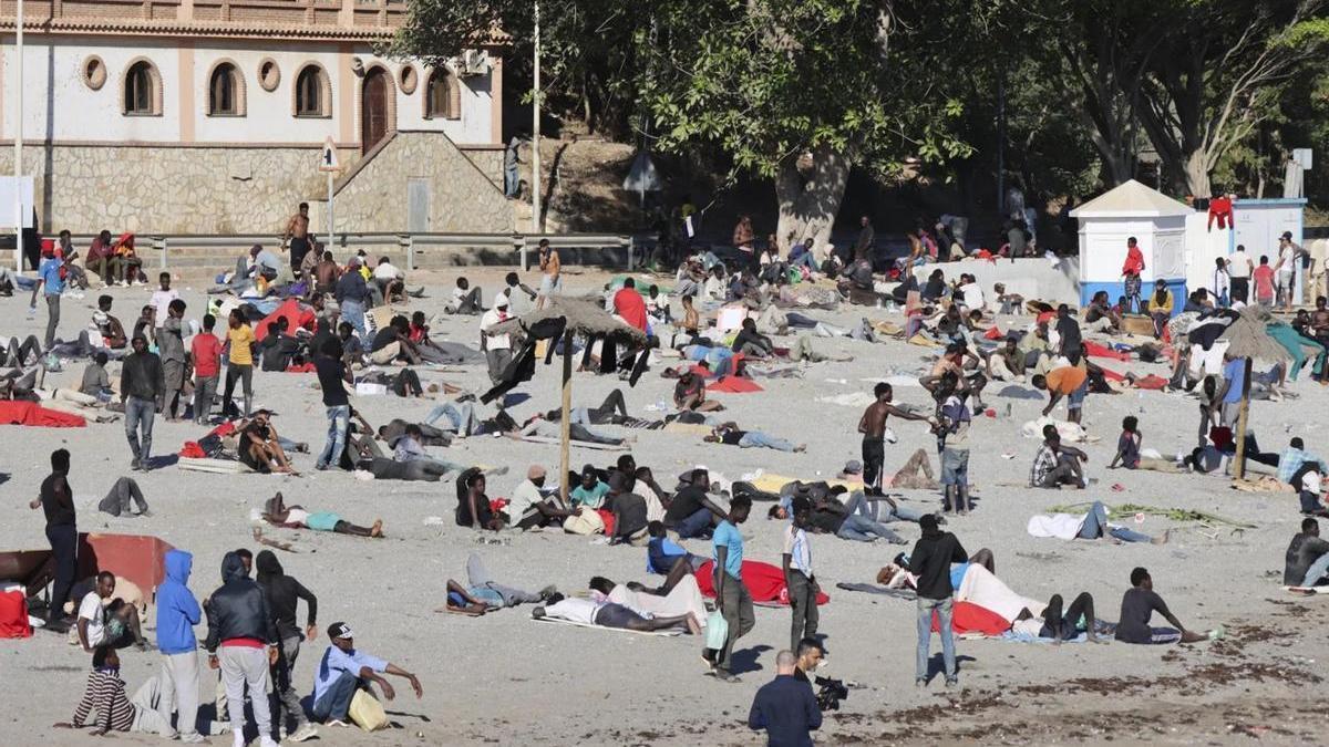 Los inmigrantes que llegaron a Ceuta, en la playa del Trampolín el pasado martes.
