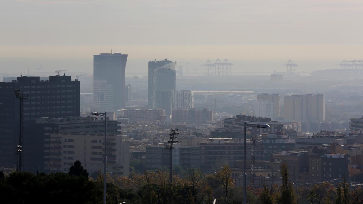 Ciudad de Barcelona bajo un episodio de contaminación