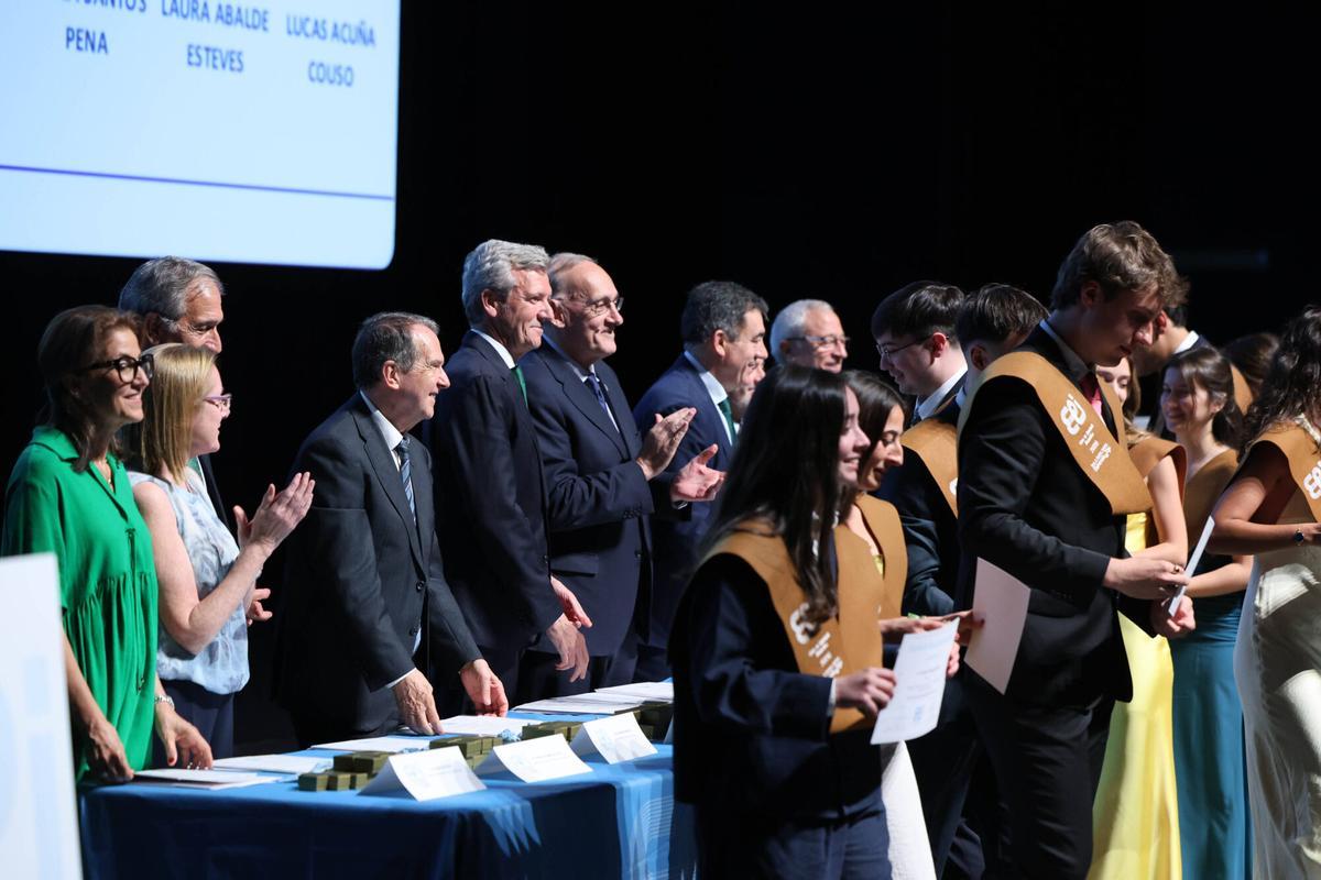 El Auditorio Mar de Vigo acogió la graduación de la Escuela de Ingeniería Industrial de la Universidade de Vigo. En el acto estuvieron presentes 282 alumnos y autoridades como Alfonso Rueda y Abel Caballero. El Auditorio Mar de Vigo acogió la graduación de la Escuela de Ingeniería Industrial de la Universidade de Vigo. En el acto estuvieron presentes 282 alumnos y autoridades como Alfonso Rueda y Abel Caballero.