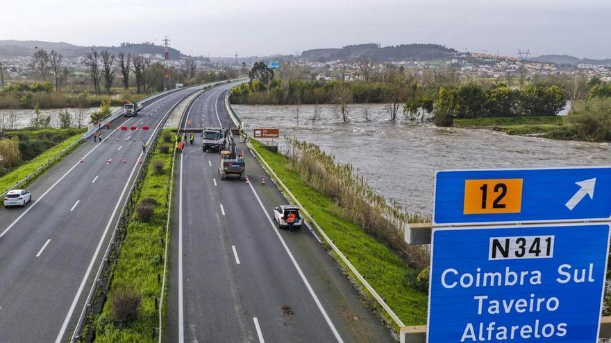 La autovía A1 en Portugal colapsada por la rotura de un dique a la altura de Coimbra