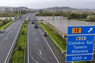 La autovía A1 en Portugal colapsada por la rotura de un dique a la altura de Coimbra