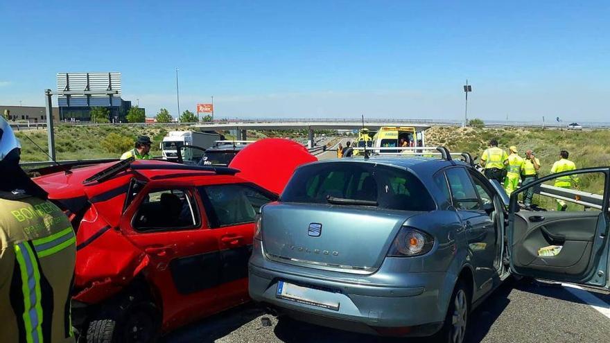 Tres heridos graves y dos leves en una colisión múltiple en La Muela