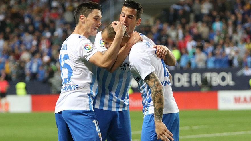 Ricca, Luis Hernández y Sandro celebran un gol reciente.