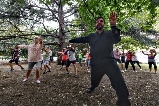 EN IMÁGENES: taichi para mayores de 50 años en los parque de Avilés.
