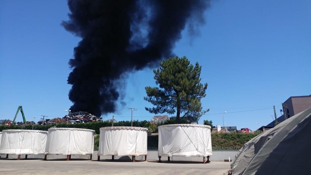 El fuego se ha registrado en una nave dedicada al reciclaje de residuos