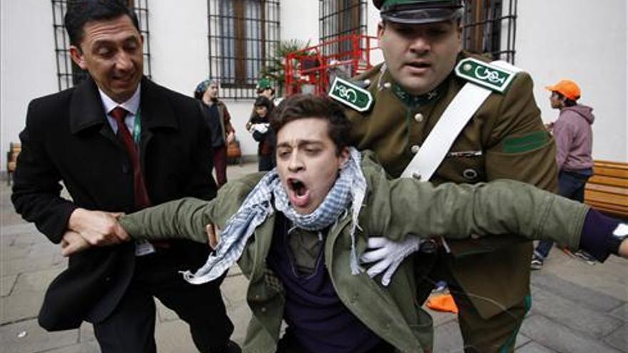 Universitarios de Chile se hacen pasar por turistas e irrumpen en el palacio de la Moneda