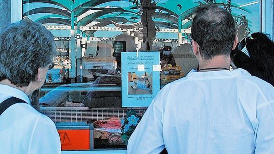 Uno de los carteles colocados en Cangas para pedir la ayuda económica para operar a la niña de Vilaboa.