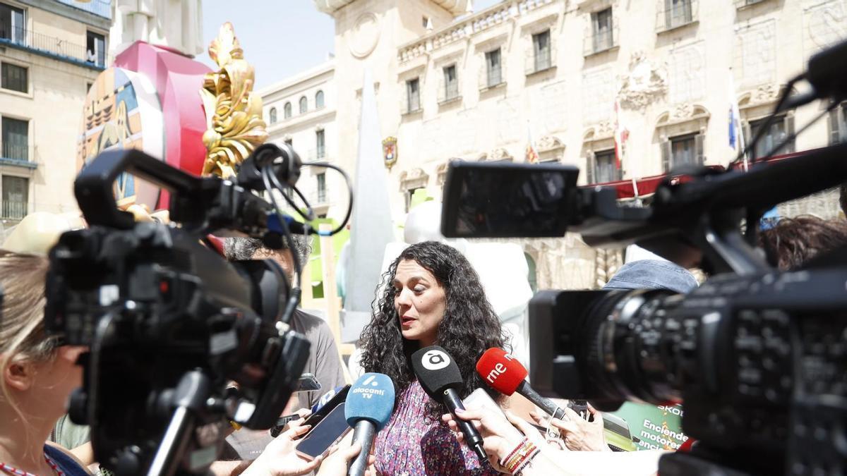 La concejala de Fiestas, Cristina Cutanda, durante la visita a las Hogueras Oficiales.