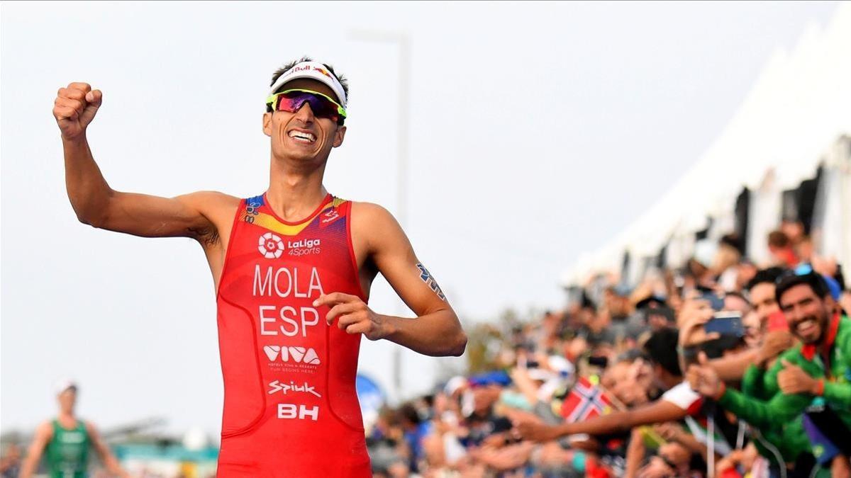 Mario Mola celebra su tercer título mundial al cruzar la meta en segunda posición en Gold Coast.