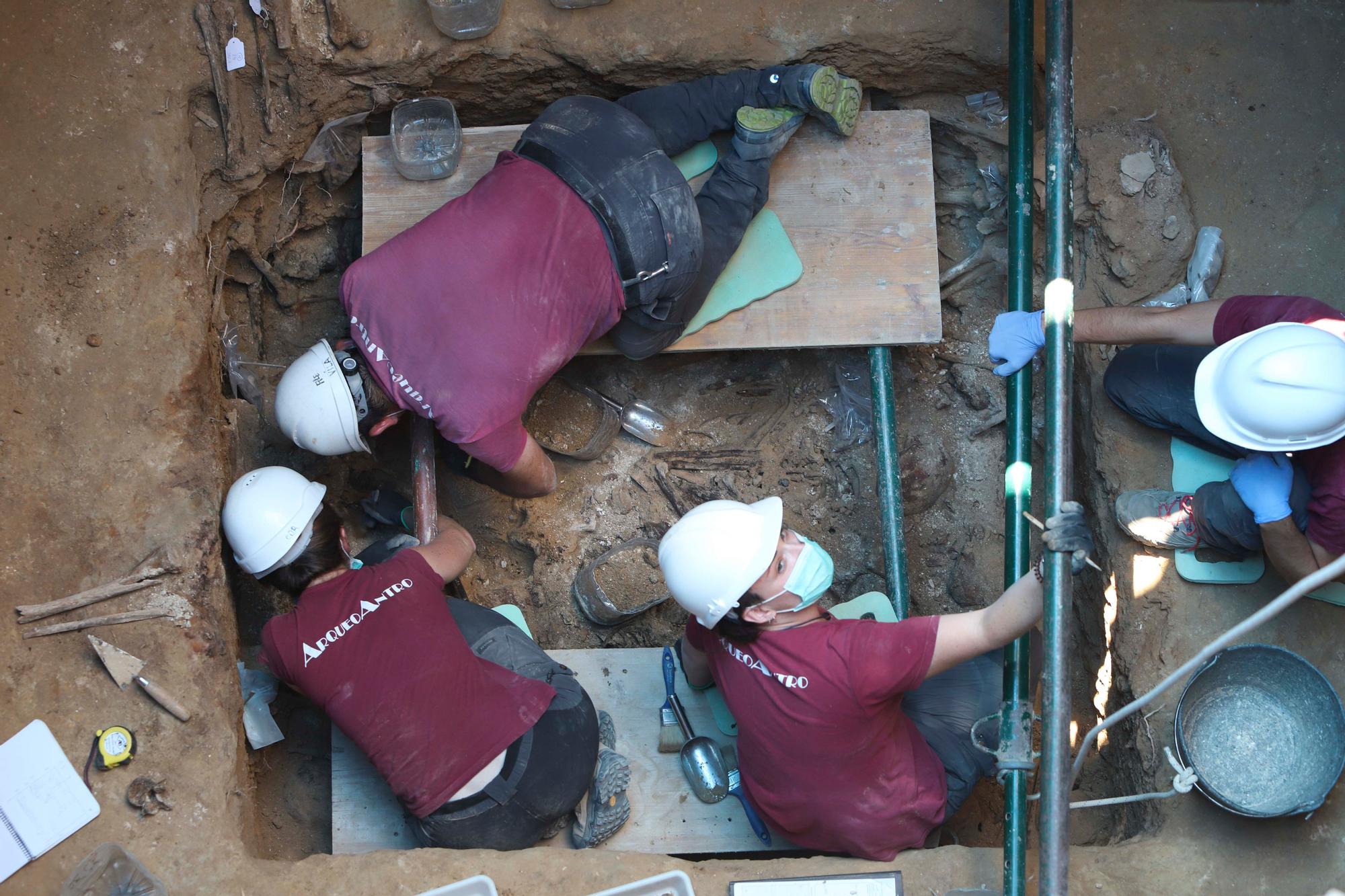 Cementerio de Paterna. Trabajos de exhumaci�n de los fusilados por el franquismo, a casi 6 metros de profundidad, en la fosa 115.jpg