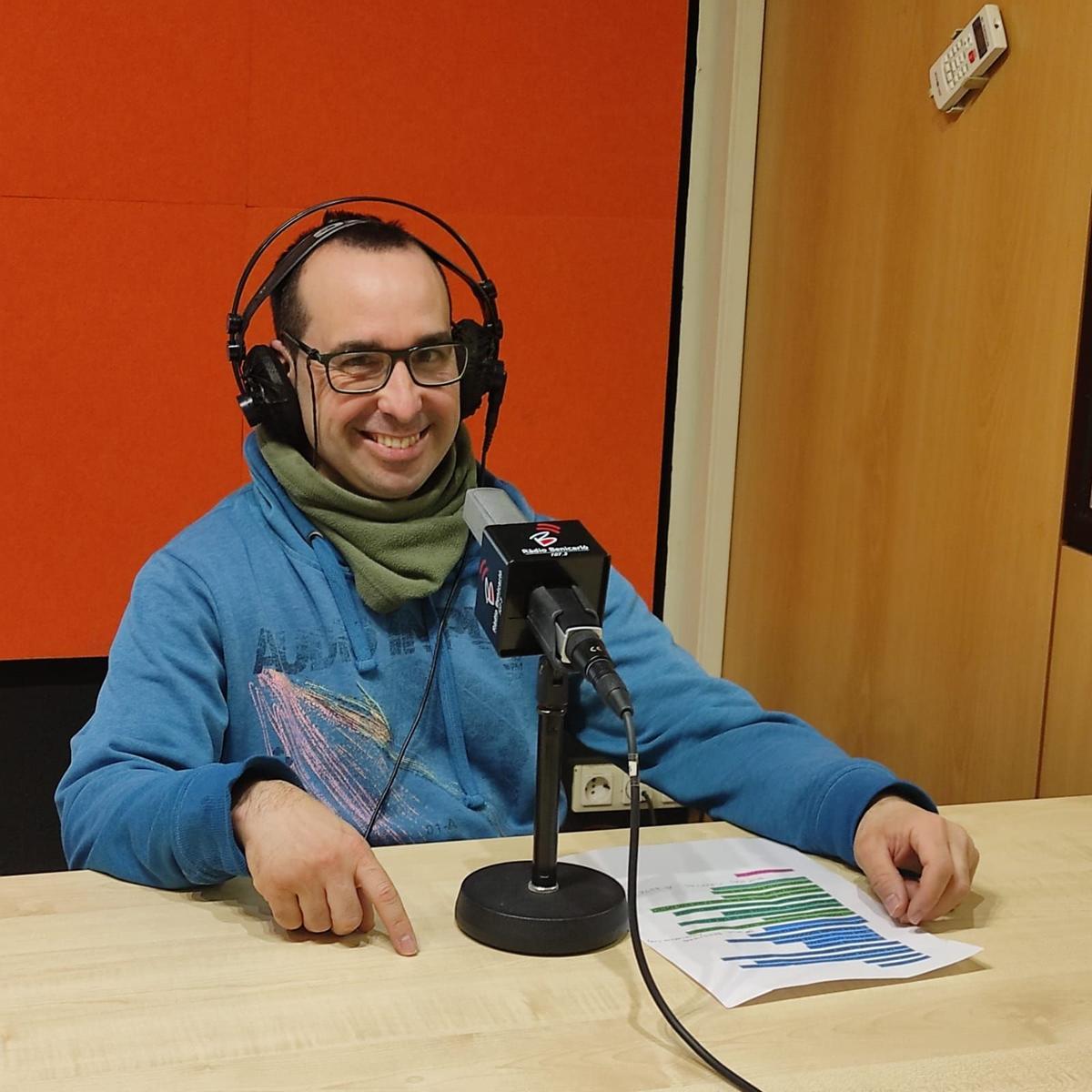 Juan Rosa Bielsa, de la asociación Fenòmens, participa en el taller de radio, con apoyo del voluntariado de Caixabank.