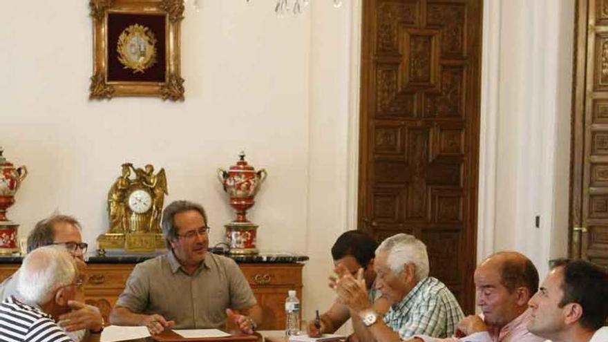 Representantes de Pinilla, en la reunión del Ayuntamiento.