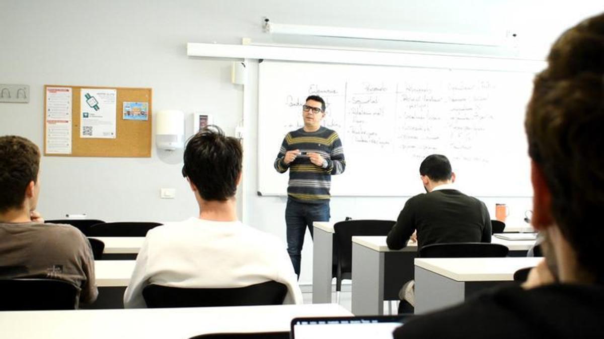 El professor Carlos Bella ha dissenyat el programa