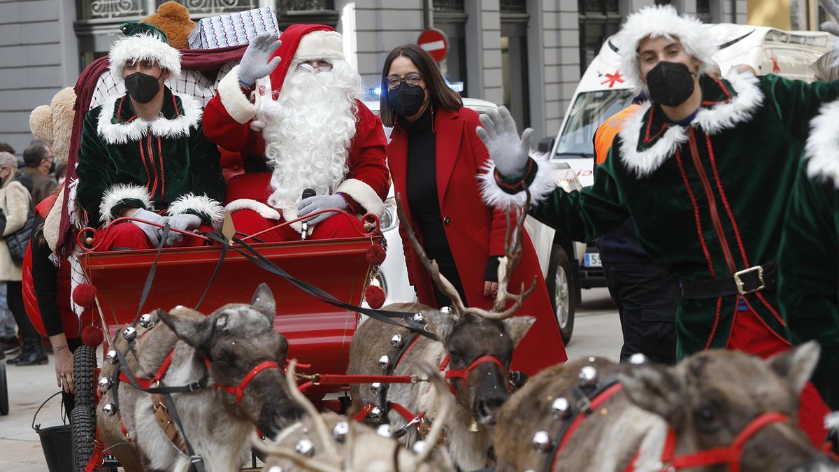 El desfile de Papá Noel por las calles de Oviedo, en imágenes