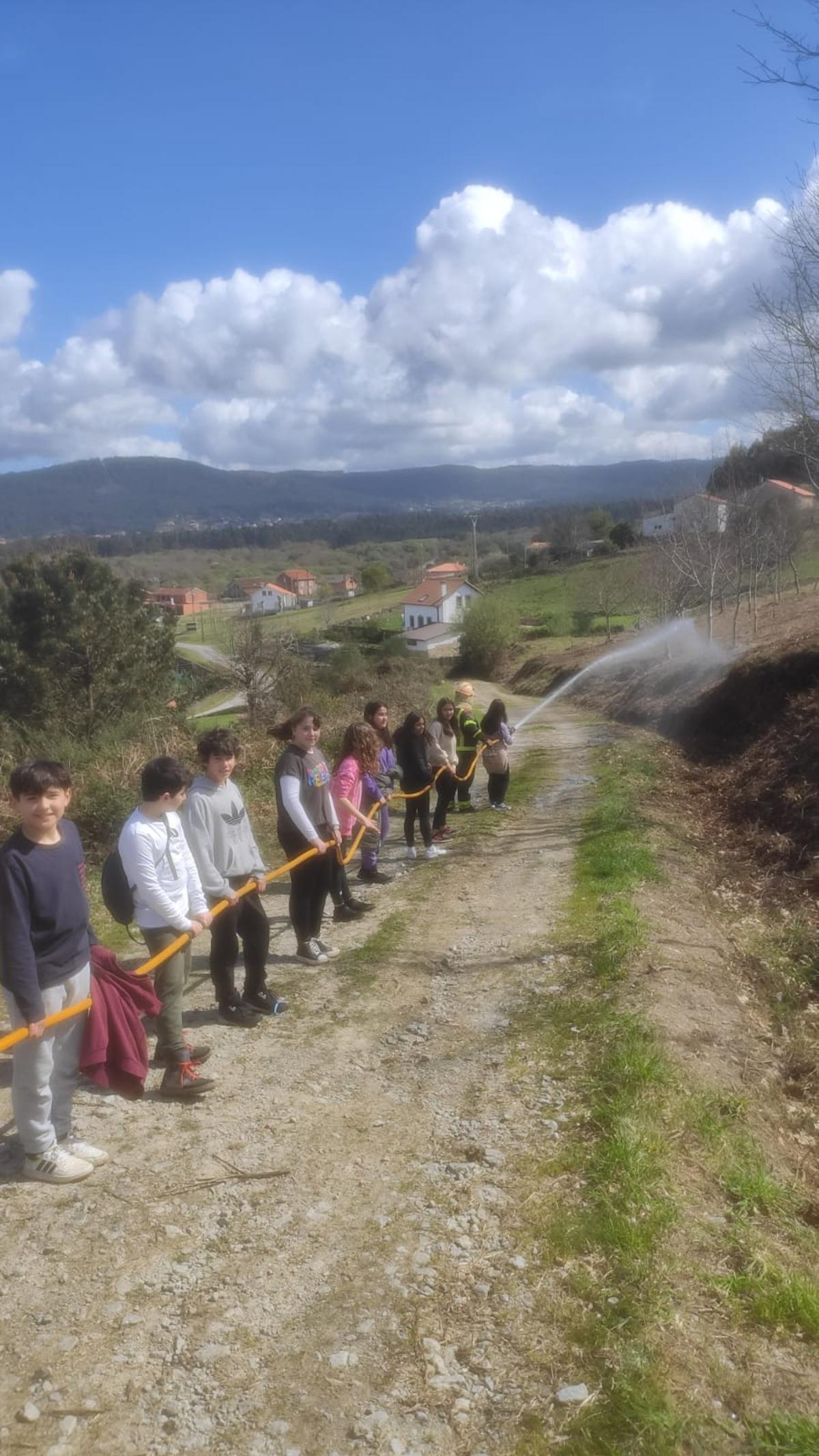 Los niños practicaron con las mangueras.   | //  FDV