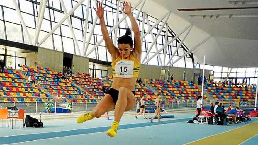 Caridad Hernández, guanyadora en el salt de llargada, a Cartagena