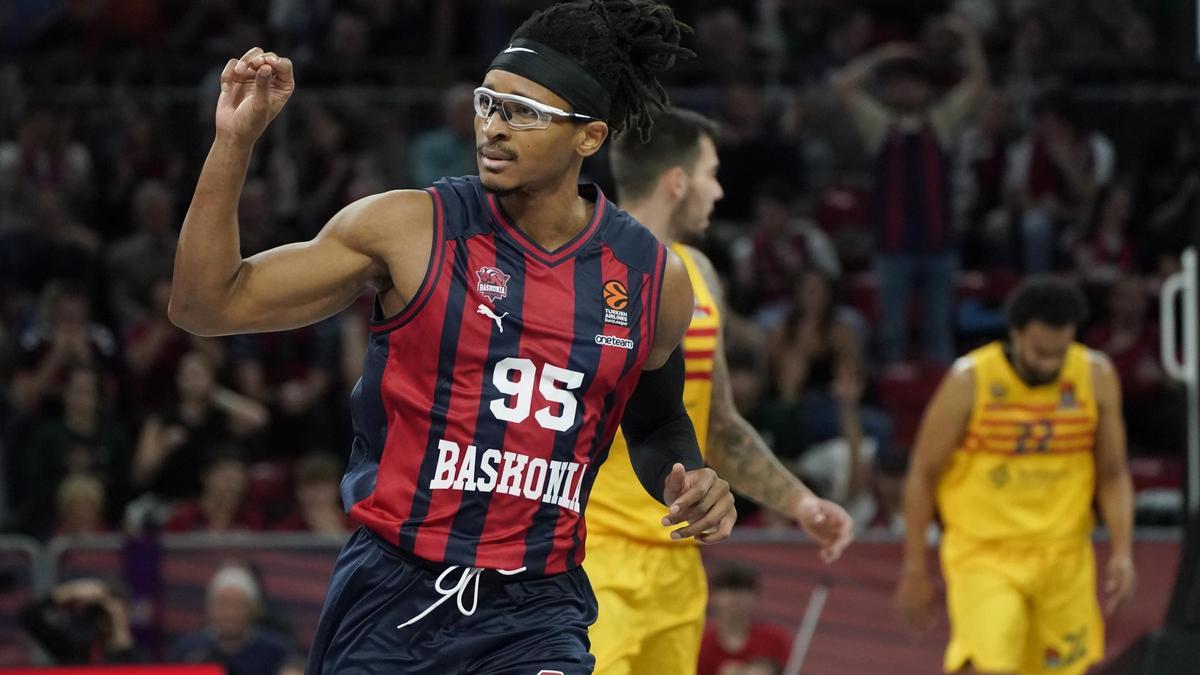 Moneke celebra una canasta del Baskonia enel partido del Buesa Arena