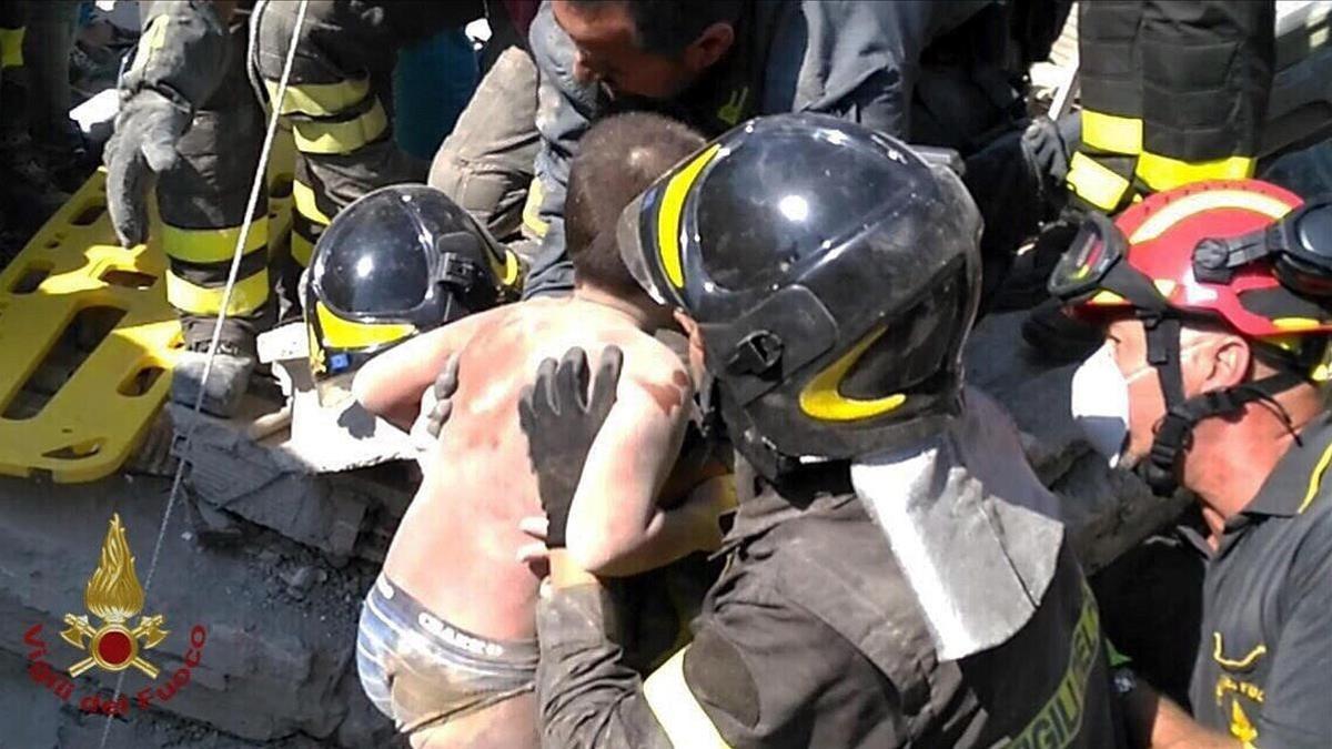 Bomberos rescatan al joven Marrias atrapado en los escombros tras el terremoto.