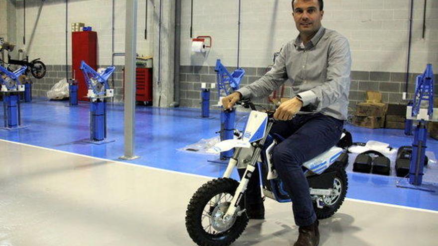 Ivan Contreras, sobre una moto per a nens.