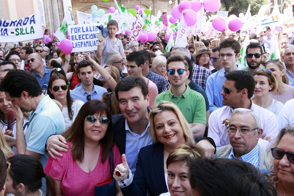 Cientos de alicantinos, en la protesta contra Marzà en Valencia