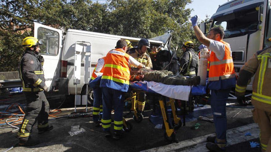 Personal sanitario atiende a una víctima en el accidente de esta tarde en Redondela. // R. Grobas