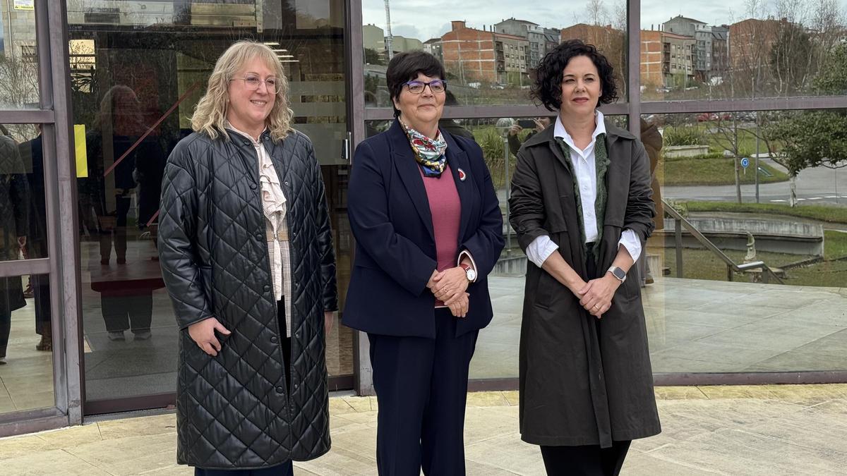 Carmen García Mato, flanqueada por sus vicerrectoras para Ourense y Pontevedra, Montserrat Cruz y Marián Fernández.