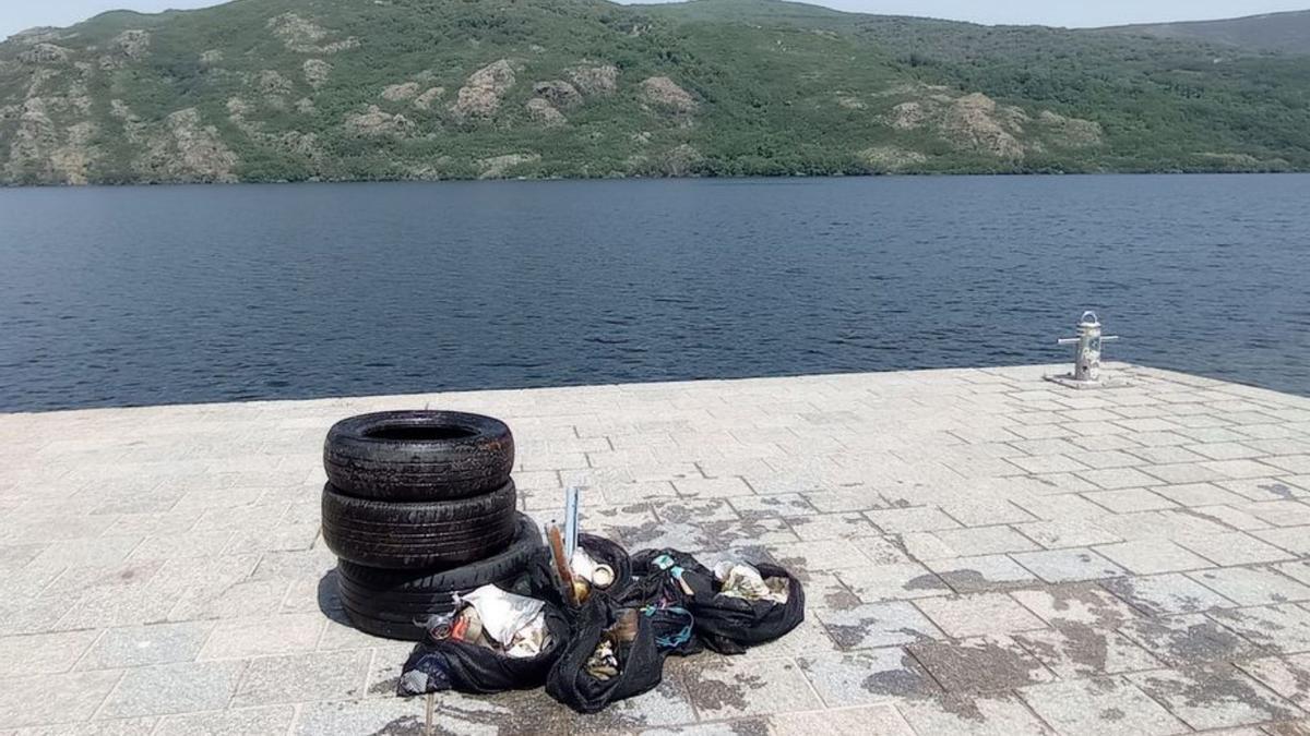 Parte de la basura hallada en el fondo del Lago de Sanabria. | Cedida