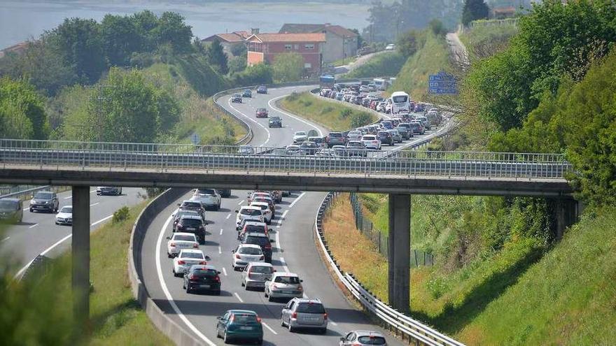 Atascos durante el pasado puente de Semana Santa en la AP-9 entre Pontevedra y Vigo. // Gustavo Santos