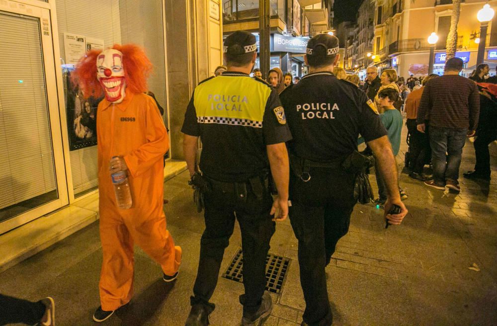 Más de una treintena de agentes de la Policía Local y Nacional aplacaron la polémica guerra de huevos y harina en los alrededores del Centro de Congresos