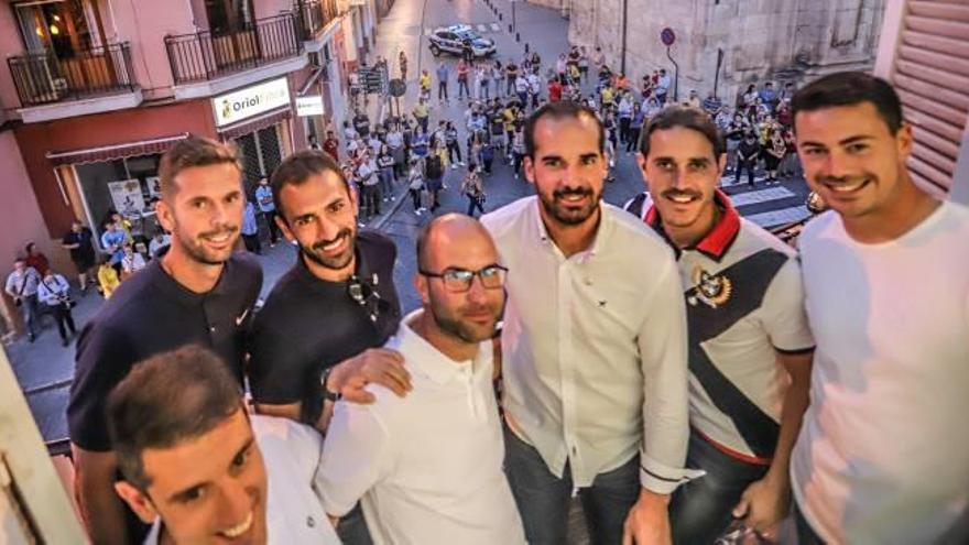 Los jugadores del Orihuela posan en el balcón del Ayuntamiento durante la recepción del lunes.