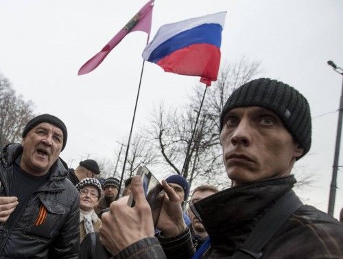 Los partidarios de Rusia en Crimea han salido a manifestarse por las calles de Simferopol