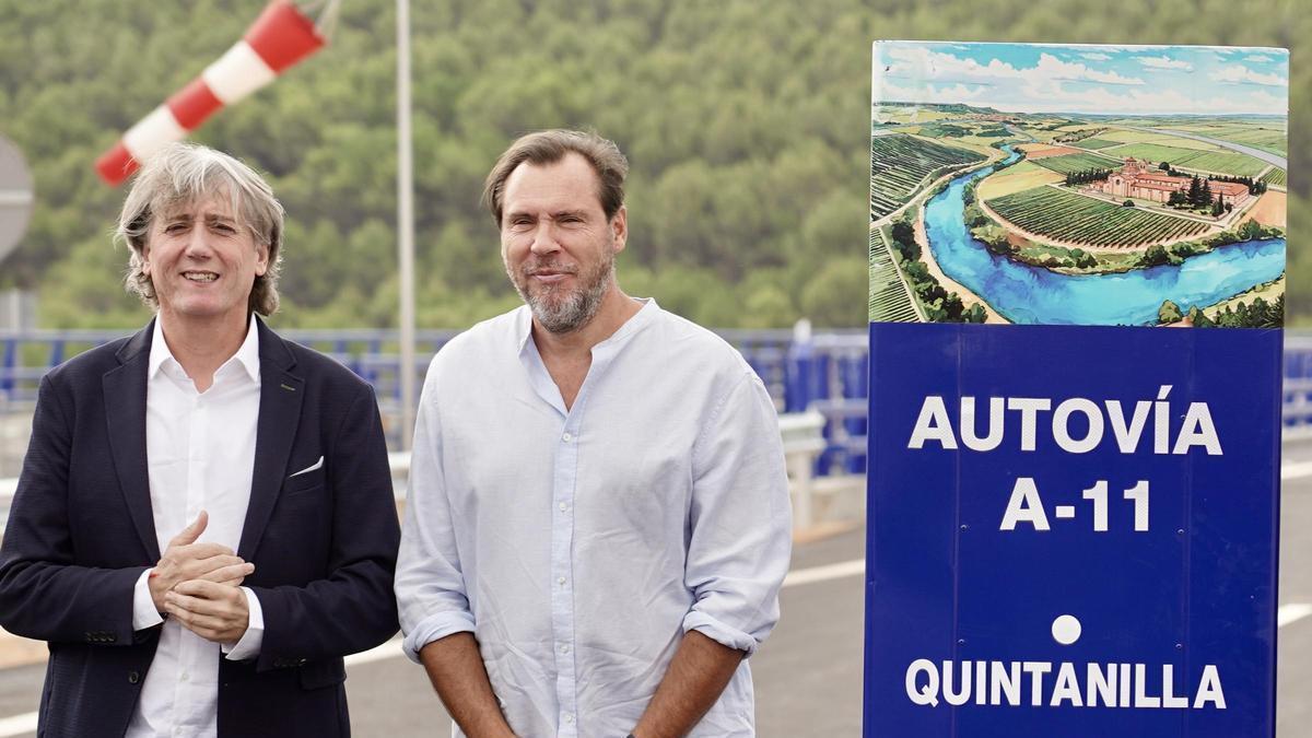 El ministro de Transportes, Óscar Puente, y el secretario general del PSOE de Castilla y León, Carlos Martínez