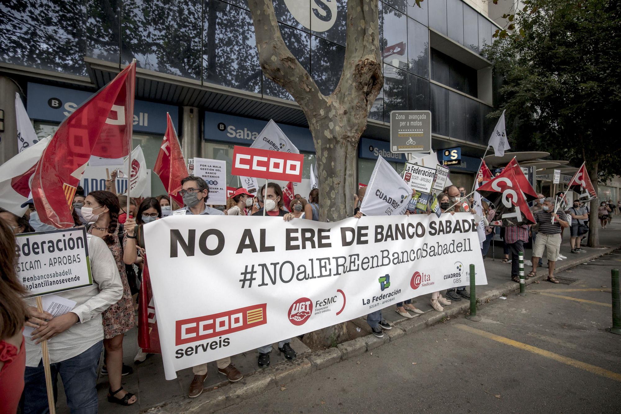 Protesta contra los ERE del Banco Sabadell en Palma