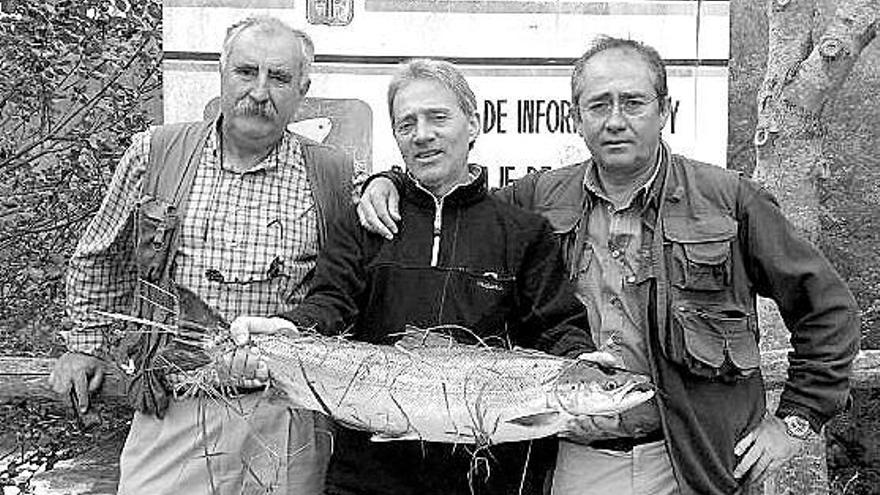 Por la izquierda, Rafael Fernández, Ángel Rodríguez y Rafael Martínez, con el salmón pescado ayer por el primero.