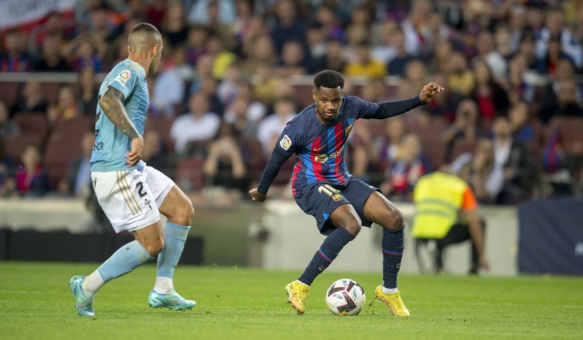 Ansu Fati encara a Hugo Mallo en el Camp Nou durante el Barça-Celta.