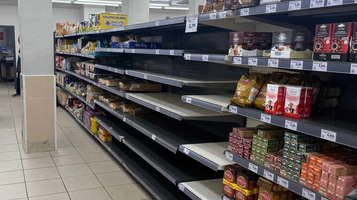 Estanterías vaciadas en uno de los supermercados DIA de la región.