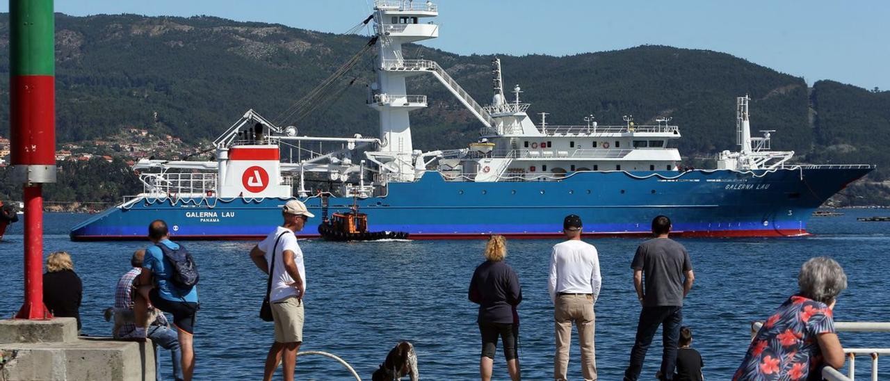 El “Galerna Lau”, de Albacora, en la ría de Vigo.