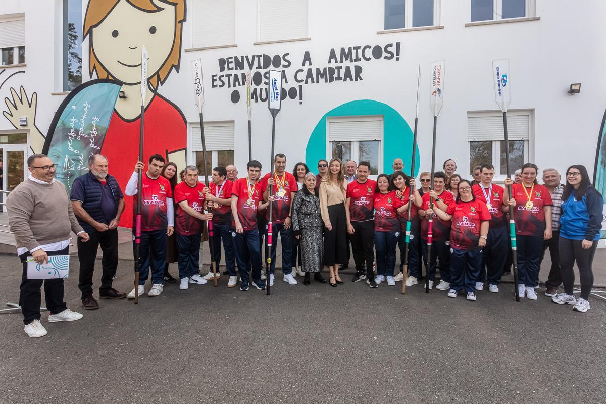 Fabiola García, no centro, cos integrantes do equipo Amicos-Cabo da Cruz.