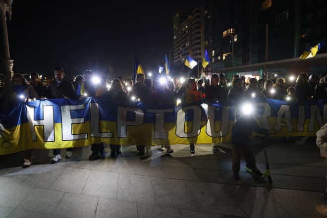 La marcha por el Muro, sin luz y con sonidos antiaéreos, de los ucranianos en Gijón