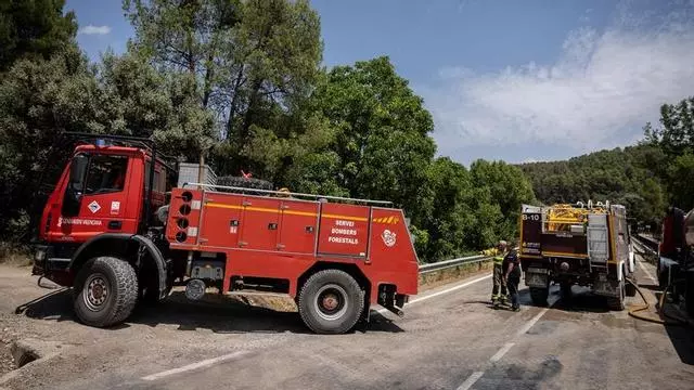 Labores de extinción en el entorno de Monroyo, cerca del incendio en Peñarroya de Tastavins.