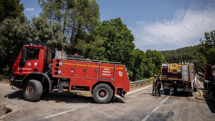 Labores de extinción en el entorno de Monroyo, cerca del incendio en Peñarroya de Tastavins.