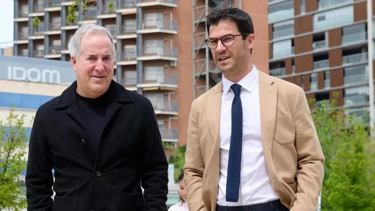 Jorge Mas, junto Fernando López, a su llegada a La Romareda.