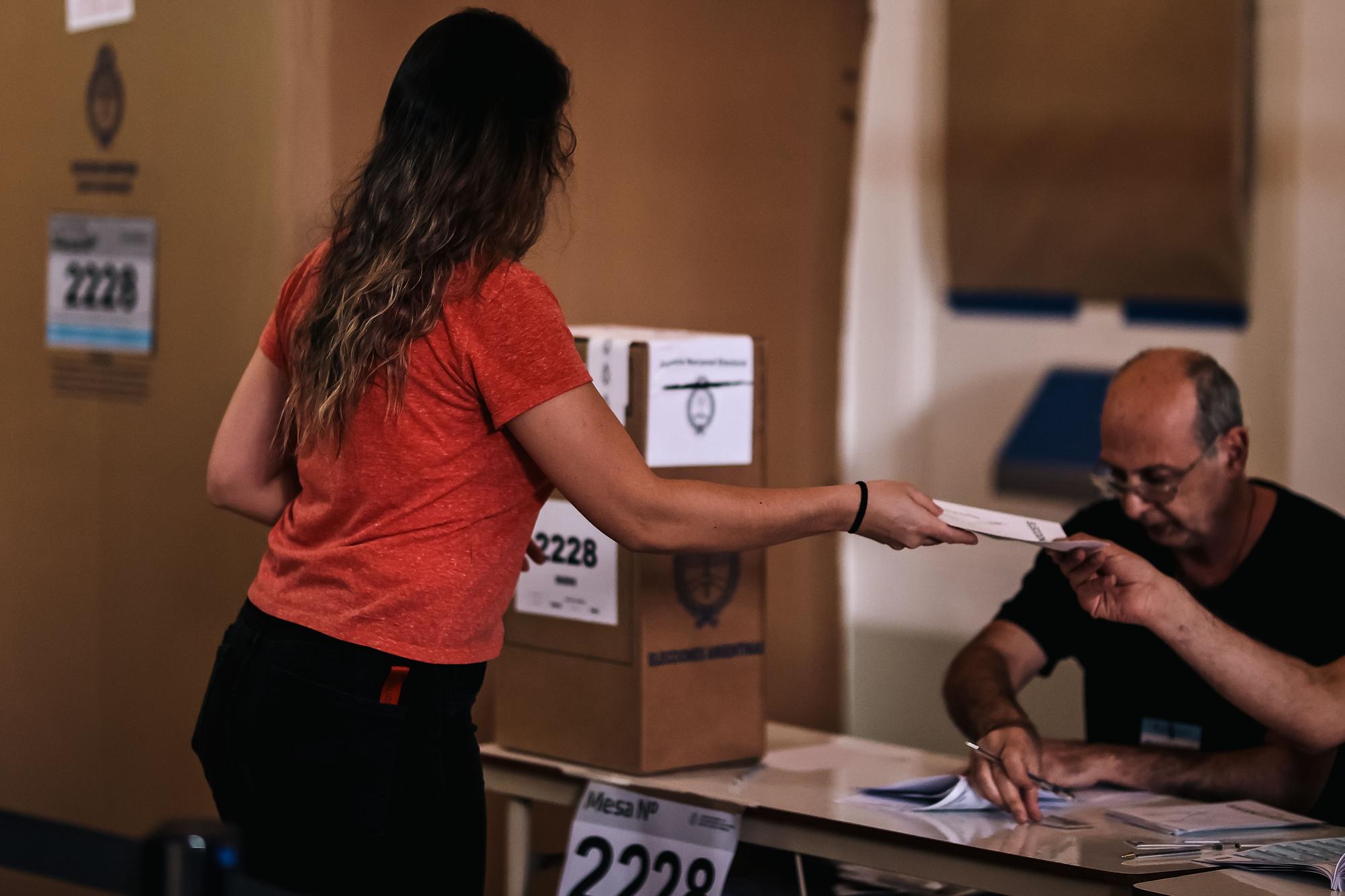 Abren los centros de votación para la segunda vuelta de las presidenciales en Argentina