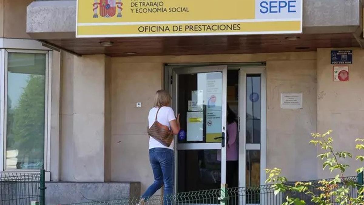 Archivo - Una mujer entra a una oficina del SEPE.